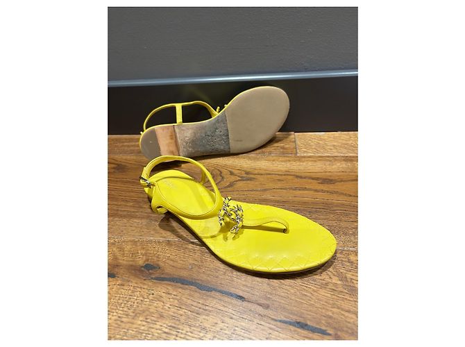 Chanel Sandali Thong in Pelle Matelassé Gialla Logo CC Giallo - vista 4
