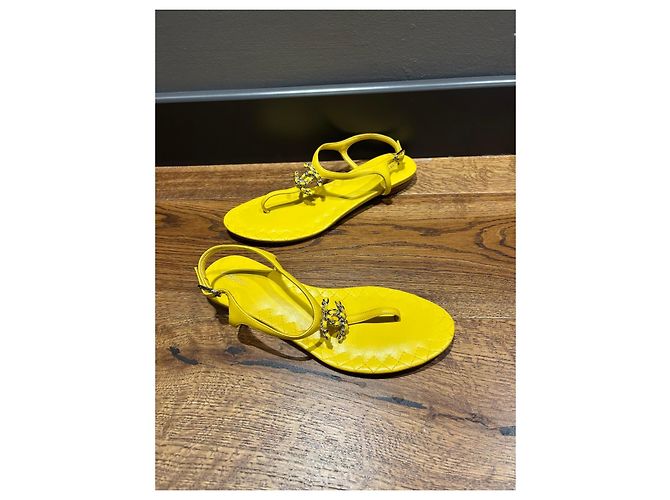 Chanel Sandali Thong in Pelle Matelassé Gialla Logo CC Giallo - vista 5