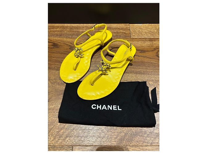 Chanel Sandali Thong in Pelle Matelassé Gialla Logo CC Giallo - vista 6