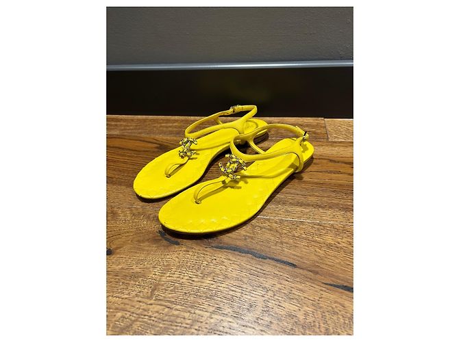 Chanel Sandali Thong in Pelle Matelassé Gialla Logo CC Giallo - vista 7