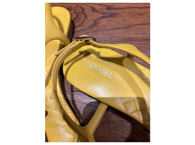 Chanel Sandali Thong in Pelle Matelassé Gialla Logo CC Giallo - vista 8