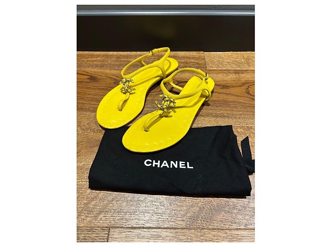 Chanel Sandali Thong in Pelle Matelassé Gialla Logo CC Giallo - vista 9