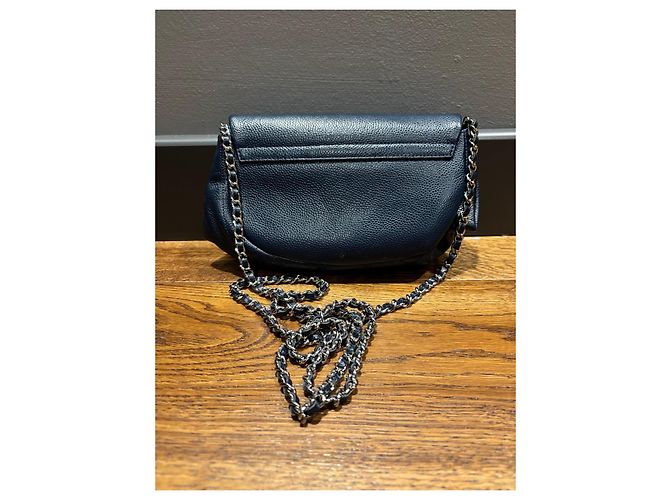 Chanel Borsa a patta in pelle grana blu navy Blu scuro - vista 2