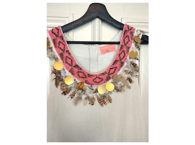 Manoush Vestido Chic Pocahontas de Gasa de Algodón con Plumas y Dijes Castaño Rosa Blanco Dorado - vista 5
