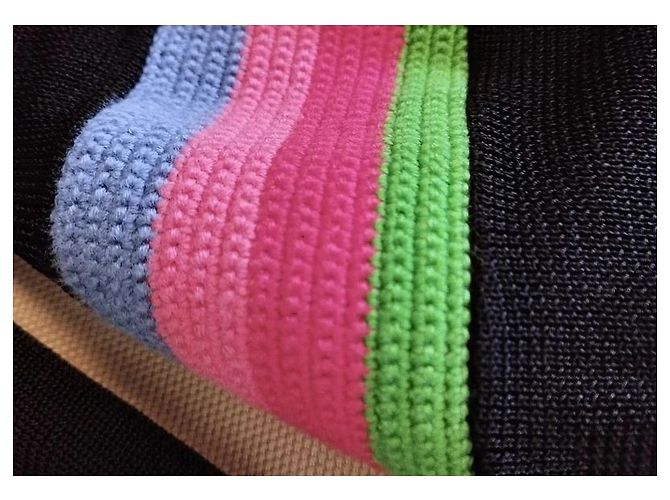 Cacharel Strickpullover mit bunten Bändern Schwarz Pink Rot Blau Grün Lila Gelb - Ansicht 4