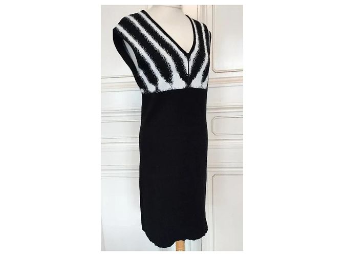 Agnès b. Trendy Graphique ärmelloses Strickkleid Schwarz Weiß - Ansicht 16