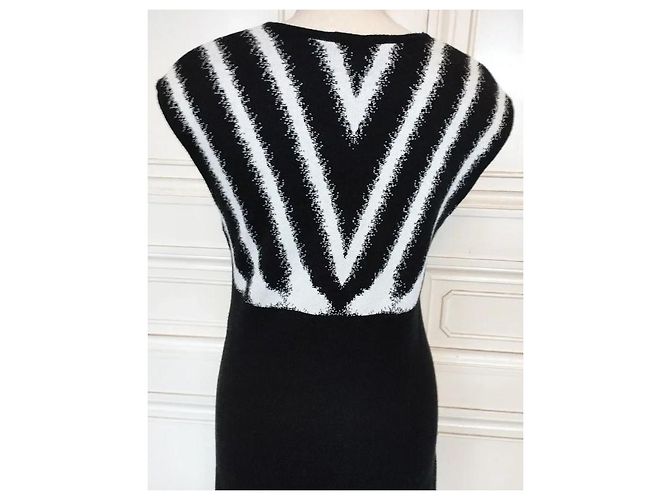 Agnès b. Trendy Graphique ärmelloses Strickkleid Schwarz Weiß - Ansicht 17