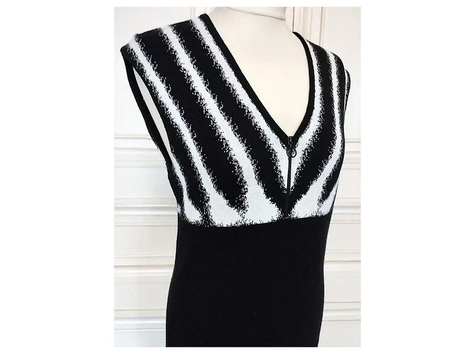 Agnès b. Trendy Graphique ärmelloses Strickkleid Schwarz Weiß - Ansicht 20