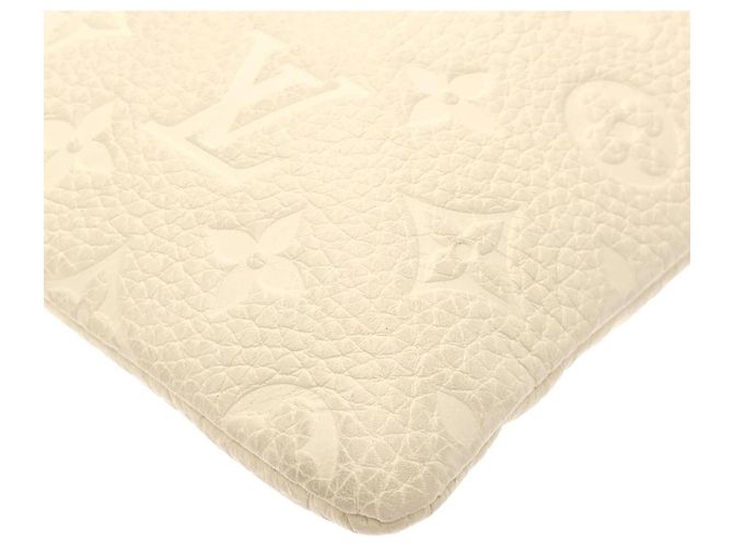 Bolso Louis Vuitton Taurillon Monogram Pochette A4 Blanco - vista 3