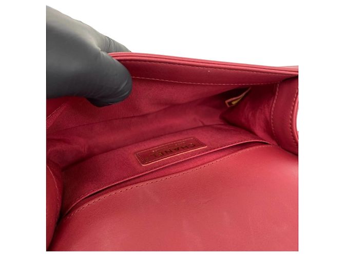 Borsa a tracolla 2-way Chanel Boy Chanel Matelassé in rosso - vista 9