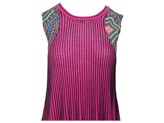 Autre Marque Brand Unique Strickkleid rosa gestreift mit geometrischen Schultern Schwarz Pink Mehrfarben - Ansicht 2