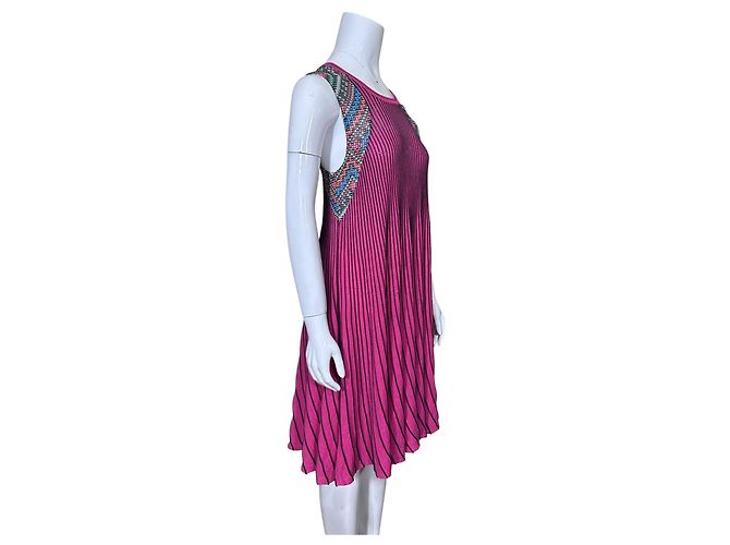 Autre Marque Brand Unique Strickkleid rosa gestreift mit geometrischen Schultern Schwarz Pink Mehrfarben - Ansicht 3