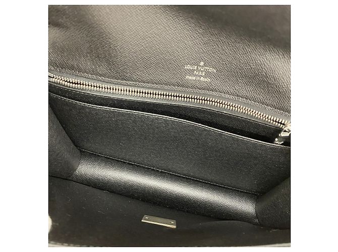 Borsa a pochette Louis Vuitton Taiga Selenga Grigio - vista 4