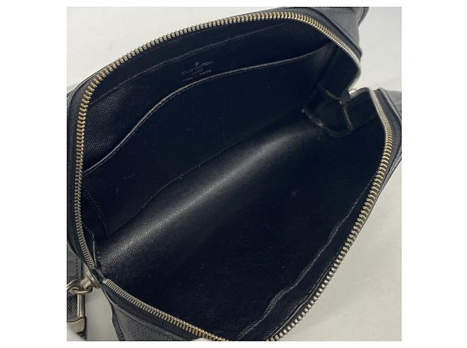 Borsa a pochette Louis Vuitton Taiga Baikal M30182 Grigio - vista 4