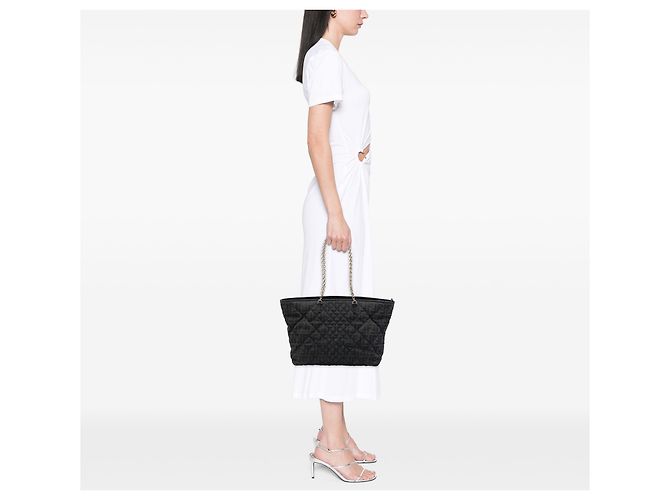 Fendi Medium Quilted Zucca Canvas Chain Roll Tote in Schwarz - Ansicht 6