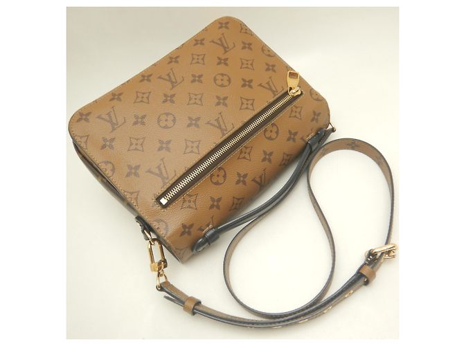 Bolsa Louis Vuitton Monogram Reverse Pochette Metis Marrom Monograma - vista 3