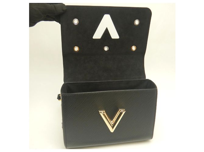 Borsa a tracolla Louis Vuitton Epi Twist MM Noir Nero - vista 17