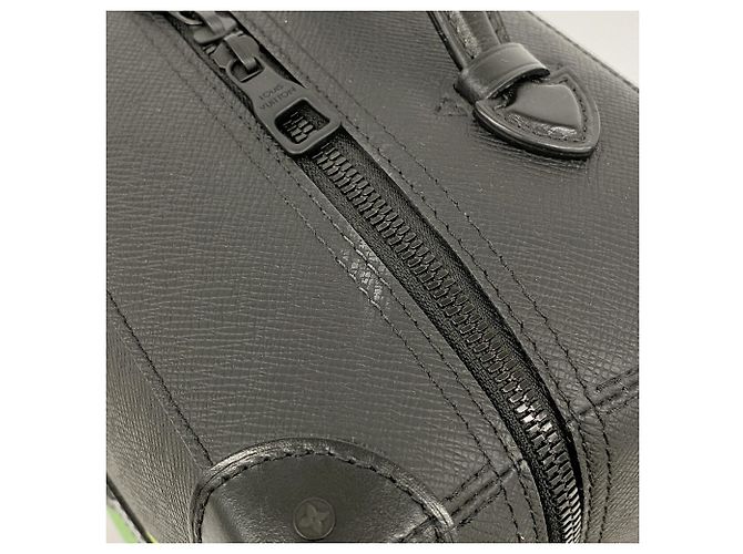 Zaino Louis Vuitton Taiga Rainbow Soft Trunk PM M30337 Noir Nero - vista 7