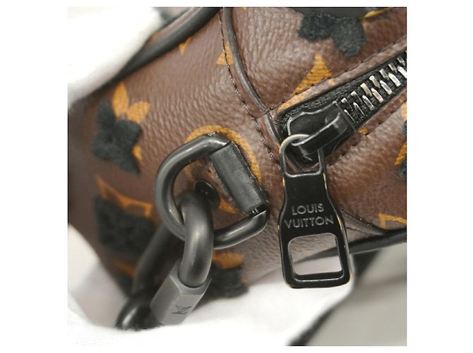 Sac à épaule Louis Vuitton Monogram Tuffetage Mini Soft Trunk Marron Noir - vue 11