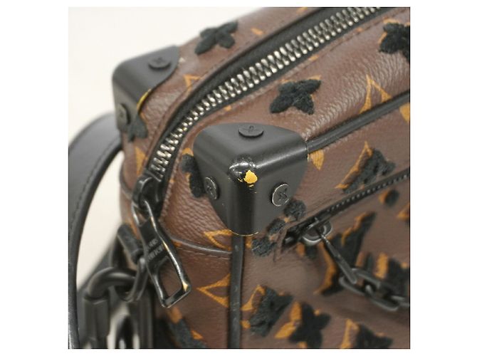 Sac à épaule Louis Vuitton Monogram Tuffetage Mini Soft Trunk Marron Noir - vue 13