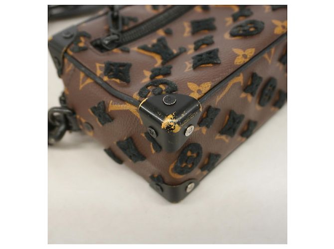 Sac à épaule Louis Vuitton Monogram Tuffetage Mini Soft Trunk Marron Noir - vue 6
