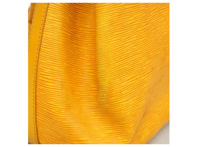 Noe Borsa a tracolla Louis Vuitton Epi Petit Noé Giallo - vista 10