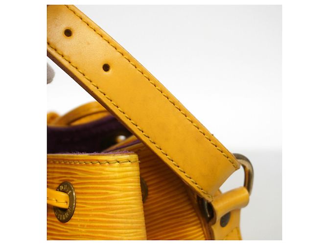 Noe Borsa a tracolla Louis Vuitton Epi Petit Noé Giallo - vista 11