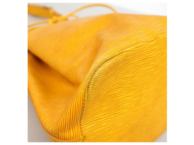 Noe Borsa a tracolla Louis Vuitton Epi Petit Noé Giallo - vista 6