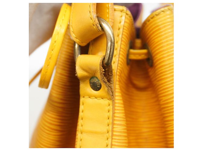 Noe Borsa a tracolla Louis Vuitton Epi Petit Noé Giallo - vista 9