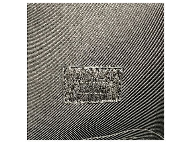 Borsa a tracolla Louis Vuitton Monogram Shadow Racer Nero - vista 5