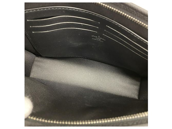 Louis Vuitton Taiga Pochette Voyage Clutch Bag Nero - vista 4