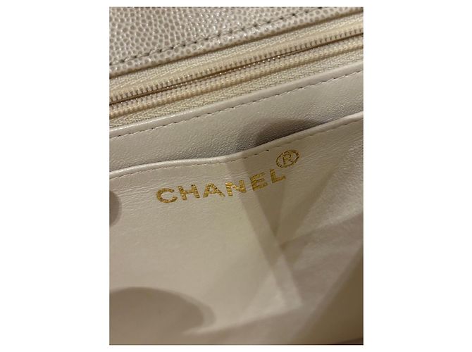 Chanel Bolsa de aba acolchoada couro caviar bege - vista 3