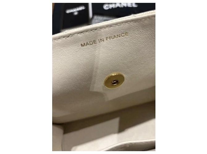 Chanel Bolsa de aba acolchoada couro caviar bege - vista 6