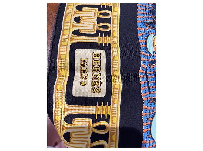 Hermès Pañuelo de Seda Tutankhamon Negro Blanco Azul Dorado Naranja - vista 3