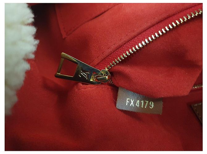 Louis Vuitton OnTheGo GM Teddy Shearling - Marrón Castaño Blanco - vista 3