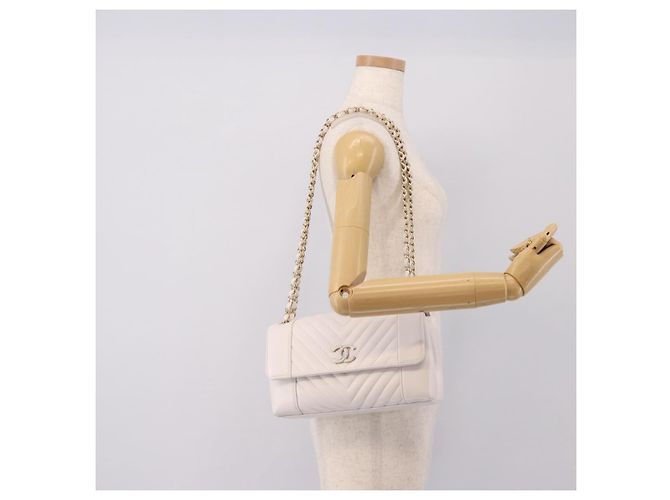 Borsa a tracolla CHANEL V Stitch Chain Chevron in pelle Bianco Navy CC Auth BA15077SAM Blu navy - vista 27