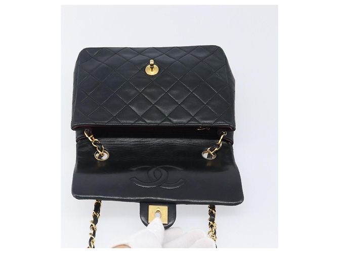 Borsa a tracolla CHANEL Mini Matelasse 20 Chain in pelle d'agnello nera e oro CC Auth 204583V Nero - vista 16