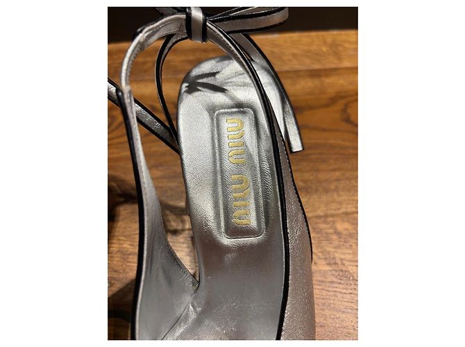 Miu Miu Décolleté Slingback Peep-Toe in pelle argento - vista 4