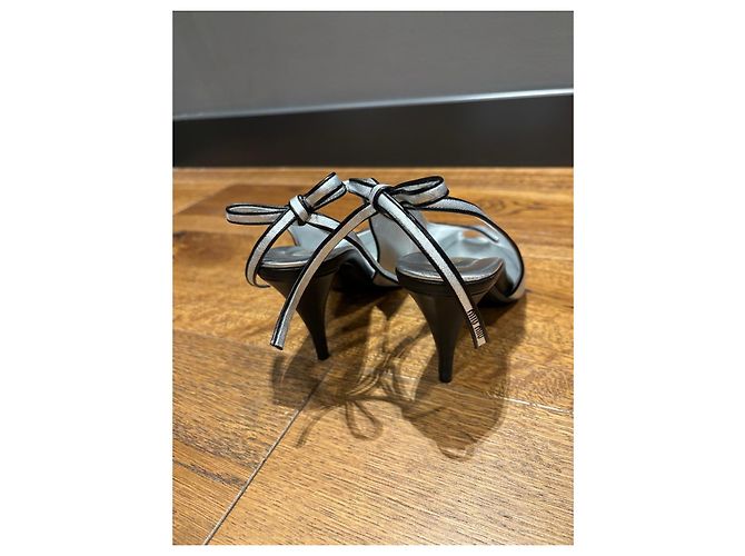 Miu Miu Décolleté Slingback Peep-Toe in pelle argento - vista 8