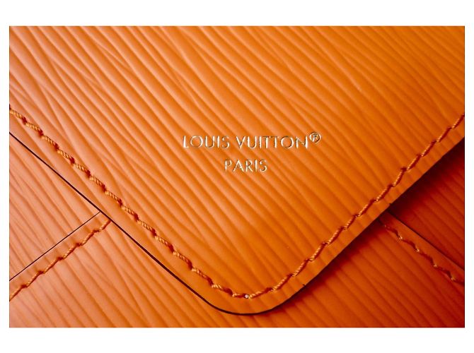 Louis Vuitton Pochette in Pelle Epi con Bottone a Pressione Arancione - vista 2