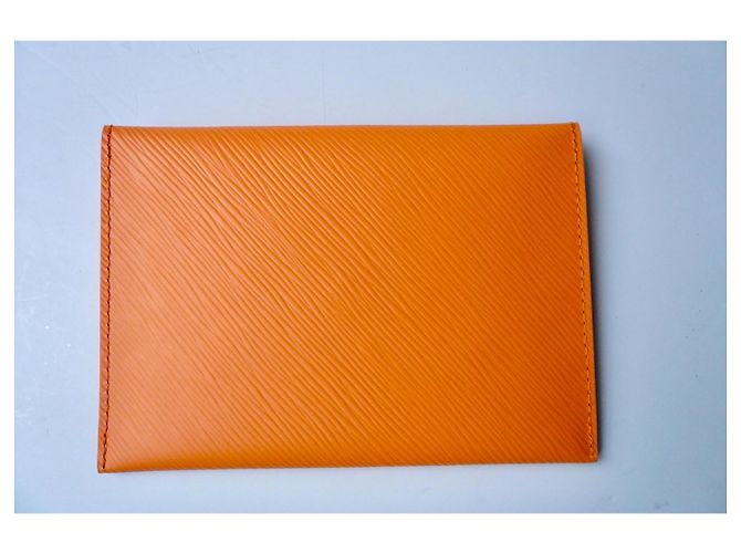 Louis Vuitton Pochette in Pelle Epi con Bottone a Pressione Arancione - vista 3