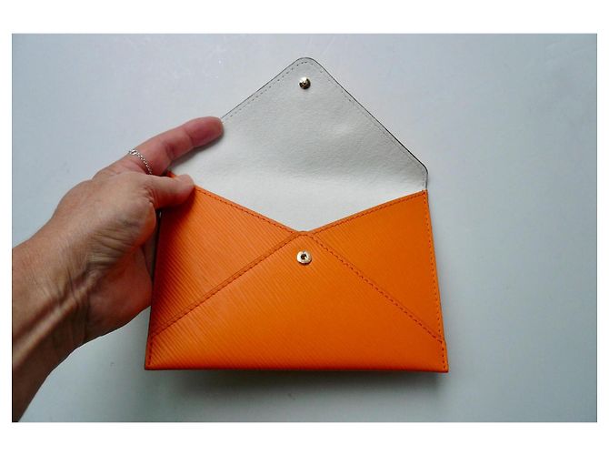 Louis Vuitton Pochette in Pelle Epi con Bottone a Pressione Arancione - vista 4