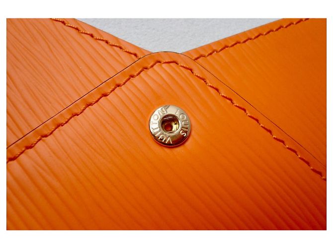 Louis Vuitton Pochette in Pelle Epi con Bottone a Pressione Arancione - vista 5