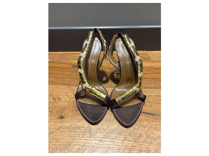 Giuseppe Zanotti Sandali Dafne 105 in raso marrone D'oro - vista 4