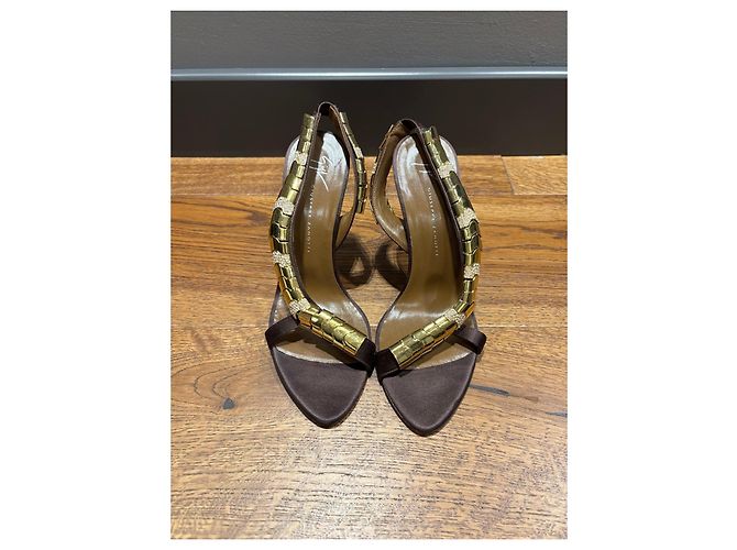 Giuseppe Zanotti Sandali Dafne 105 in raso marrone D'oro - vista 9