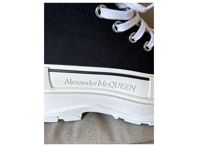 Alexander McQueen Sneakers High-Top Tread Slick Nero Bianco - vista 10