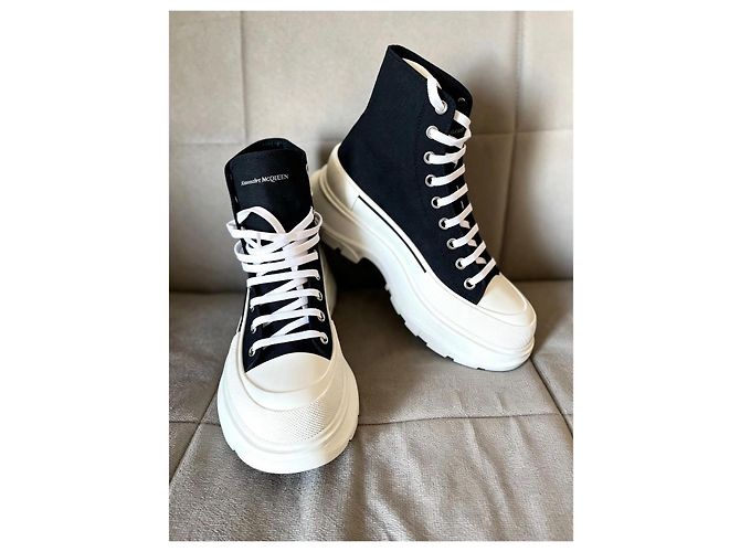 Alexander McQueen Sneakers High-Top Tread Slick Nero Bianco - vista 2
