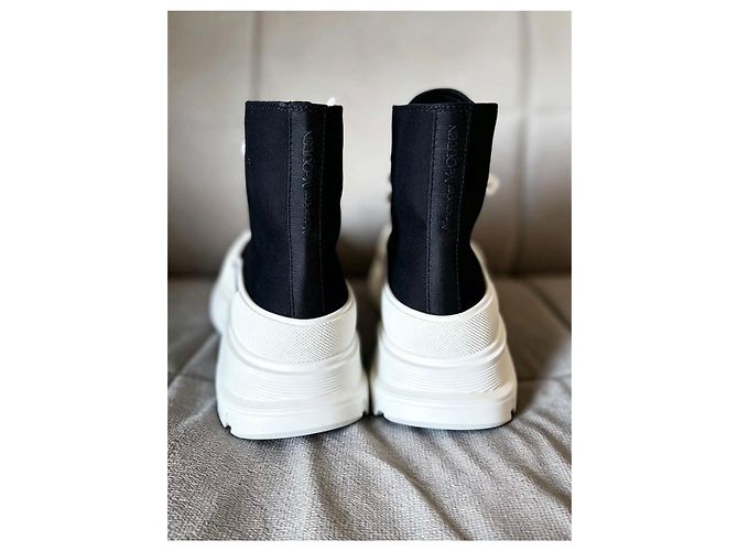 Alexander McQueen Sneakers High-Top Tread Slick Nero Bianco - vista 3