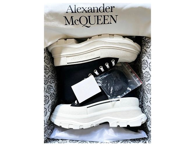 Alexander McQueen Sneakers High-Top Tread Slick Nero Bianco - vista 4