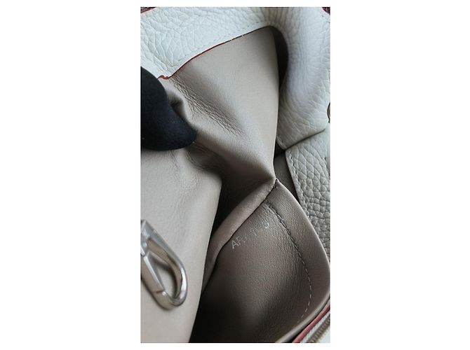 Louis Vuitton Capucines BB in pelle Taurillon bianca Bianco - vista 10